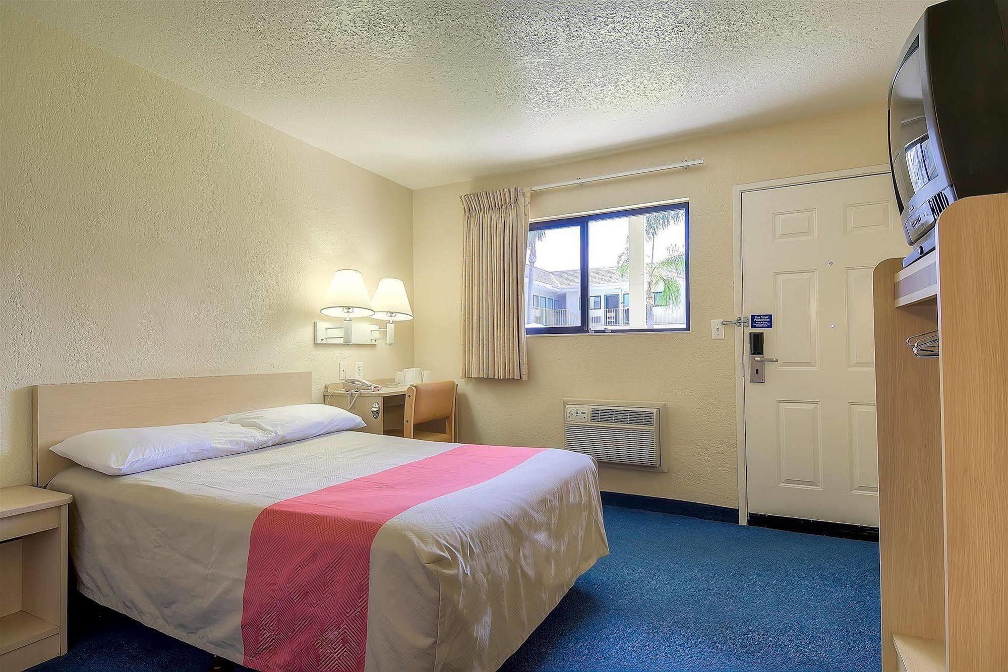 Motel 6 Anaheim Stadium - Orange Εξωτερικό φωτογραφία