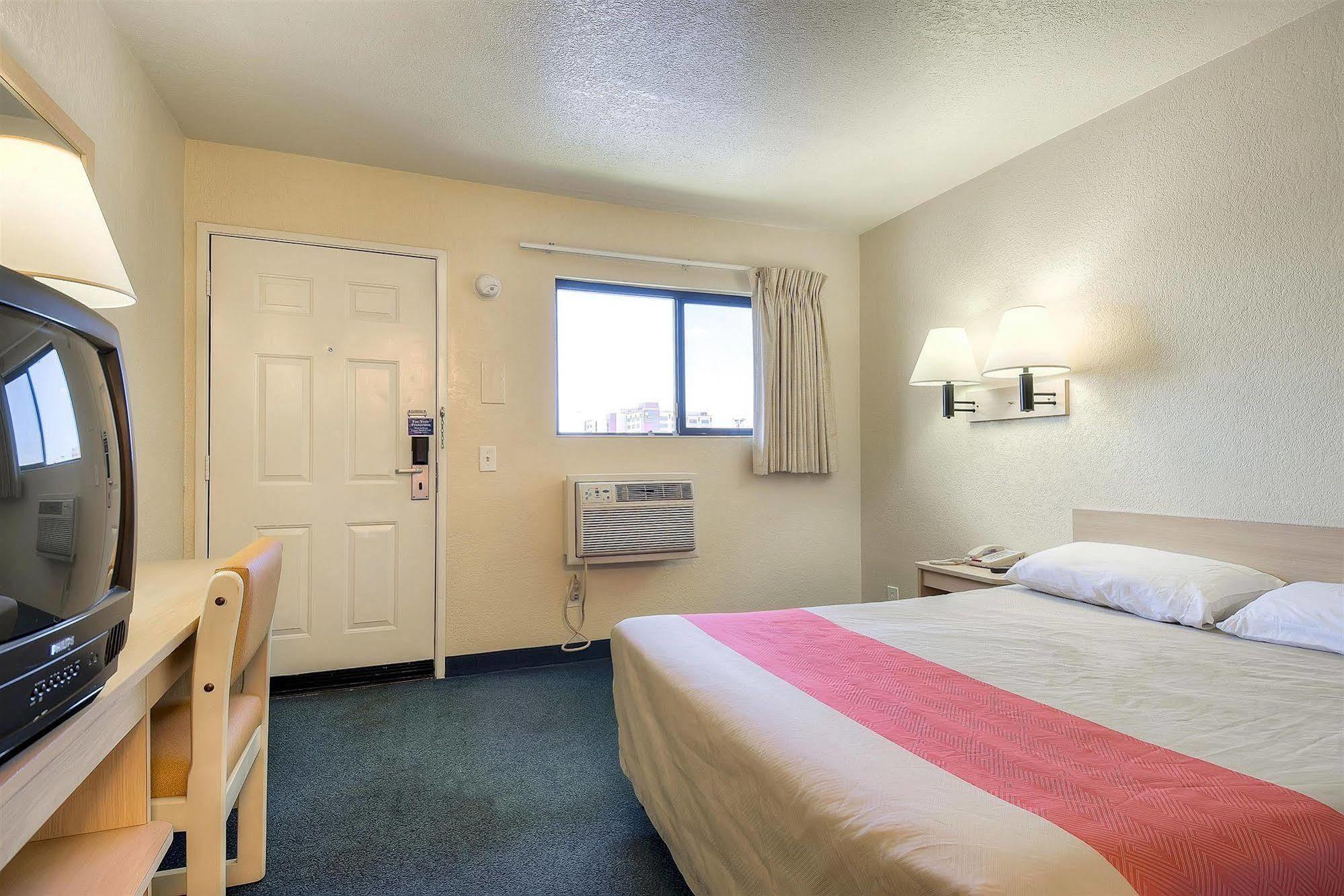 Motel 6 Anaheim Stadium - Orange Εξωτερικό φωτογραφία