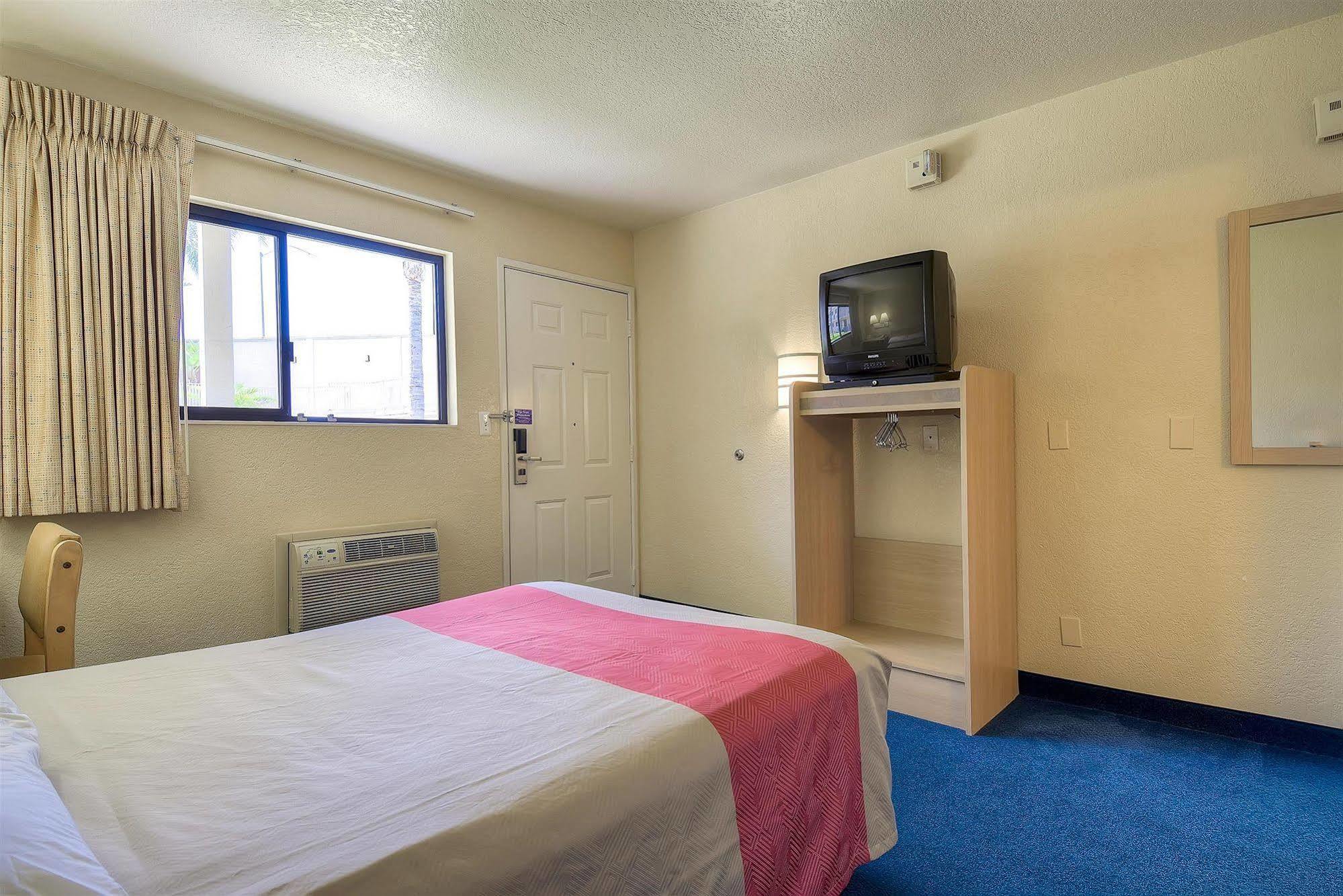 Motel 6 Anaheim Stadium - Orange Εξωτερικό φωτογραφία