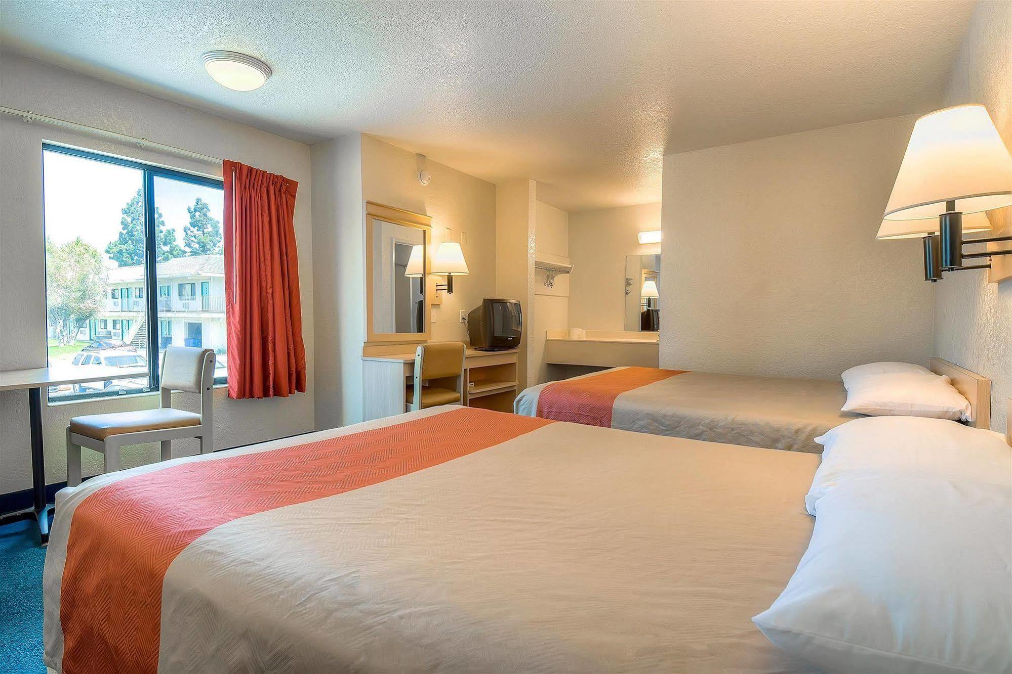 Motel 6 Anaheim Stadium - Orange Εξωτερικό φωτογραφία