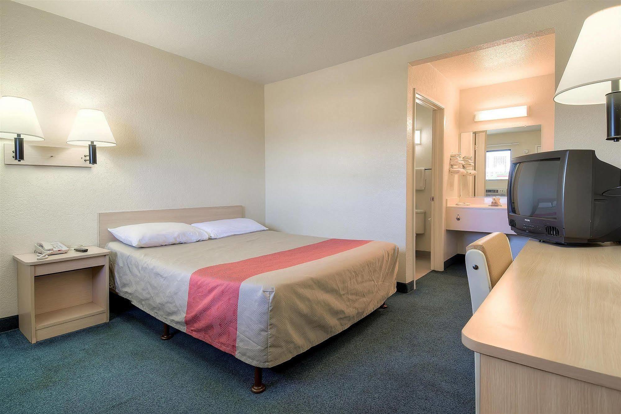 Motel 6 Anaheim Stadium - Orange Εξωτερικό φωτογραφία